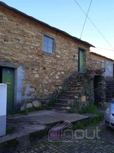 Casa Típica em Xisto para Recuperar com Quintal e Terreno – Excelente Oportunidade em Aldeia Tradici