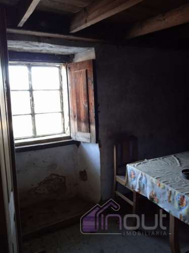 Casa Típica em Xisto para Recuperar com Quintal e Terreno – Excelente Oportunidade em Aldeia Tradici