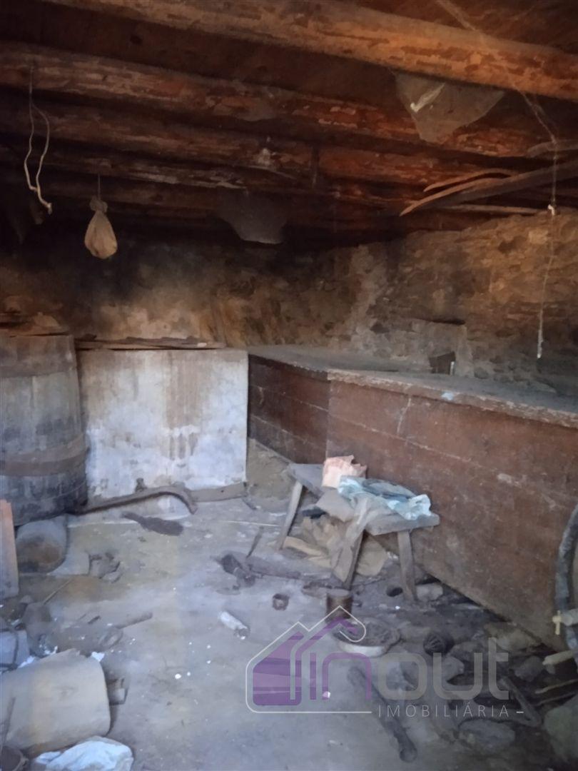 Casa Típica em Xisto para Recuperar com Quintal e Terreno – Excelente Oportunidade em Aldeia Tradici