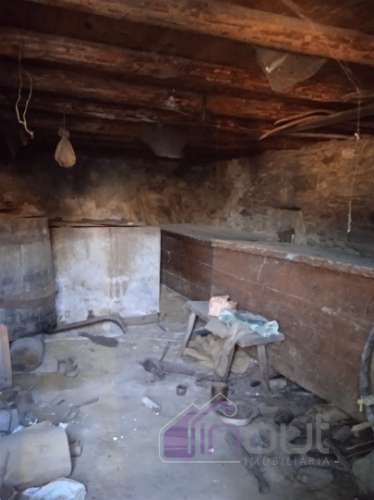 Casa Típica em Xisto para Recuperar com Quintal e Terreno – Excelente Oportunidade em Aldeia Tradici