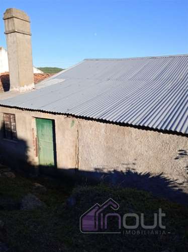 Casa Típica em Xisto para Recuperar com Quintal e Terreno – Excelente Oportunidade em Aldeia Tradici