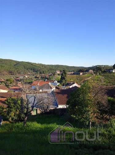 Casa Típica em Xisto para Recuperar com Quintal e Terreno – Excelente Oportunidade em Aldeia Tradici