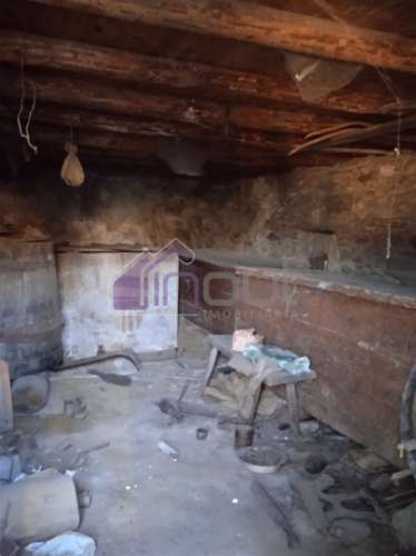 Casa Típica em Xisto para Recuperar com Quintal e Terreno – Excelente Oportunidade em Aldeia Tradici