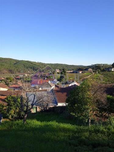 Casa Típica em Xisto para Recuperar com Quintal e Terreno – Excelente Oportunidade em Aldeia Tradici