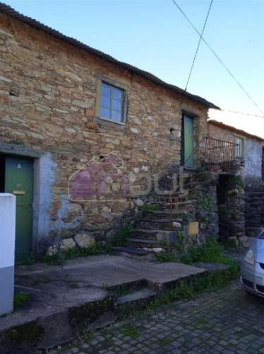 Casa Típica em Xisto para Recuperar com Quintal e Terreno – Excelente Oportunidade em Aldeia Tradici