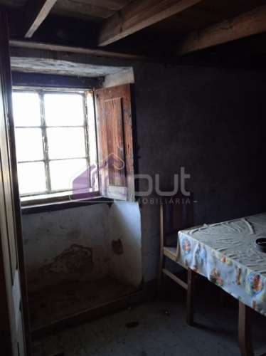 Casa Típica em Xisto para Recuperar com Quintal e Terreno – Excelente Oportunidade em Aldeia Tradici