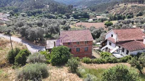 Oportunidade Única: Moradia V4 com Terreno e Vista Deslumbrante em Porto de Vacas