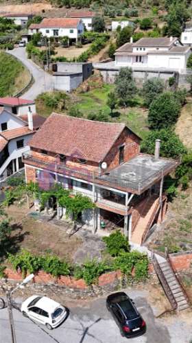 Oportunidade Única: Moradia V4 com Terreno e Vista Deslumbrante em Porto de Vacas