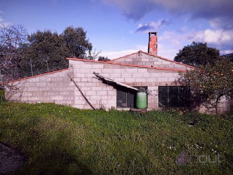 Excelente Propriedade Rural com 4.700m², Construção e Abundância de Água – Oportunidade Única para H