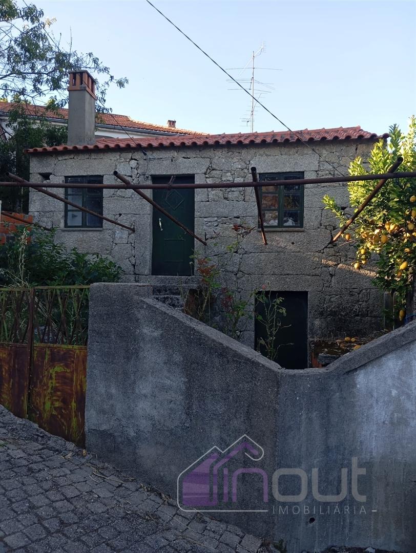 Encantadora Casa Centenária em Granito para Reconstruir – Aldeia de Casal da Serra, Serra da Gardunh