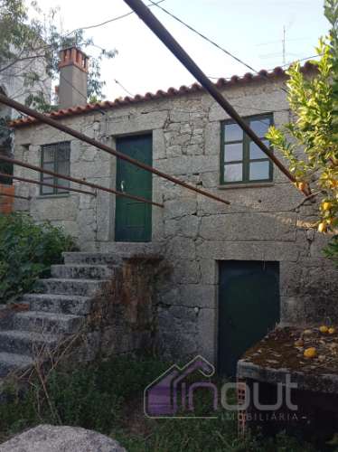 Encantadora Casa Centenária em Granito para Reconstruir – Aldeia de Casal da Serra, Serra da Gardunh