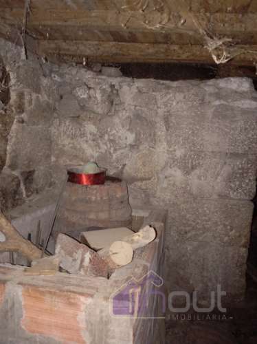 Encantadora Casa Centenária em Granito para Reconstruir – Aldeia de Casal da Serra, Serra da Gardunh