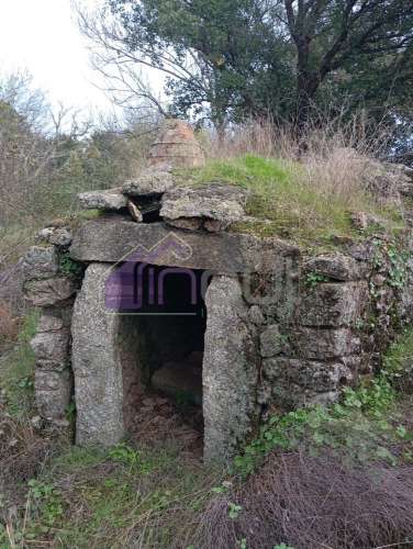 Excelente Propriedade Rural com 5.425m² e Ruína, Poço com Reservatório em Granito – Próxima à Aldeia