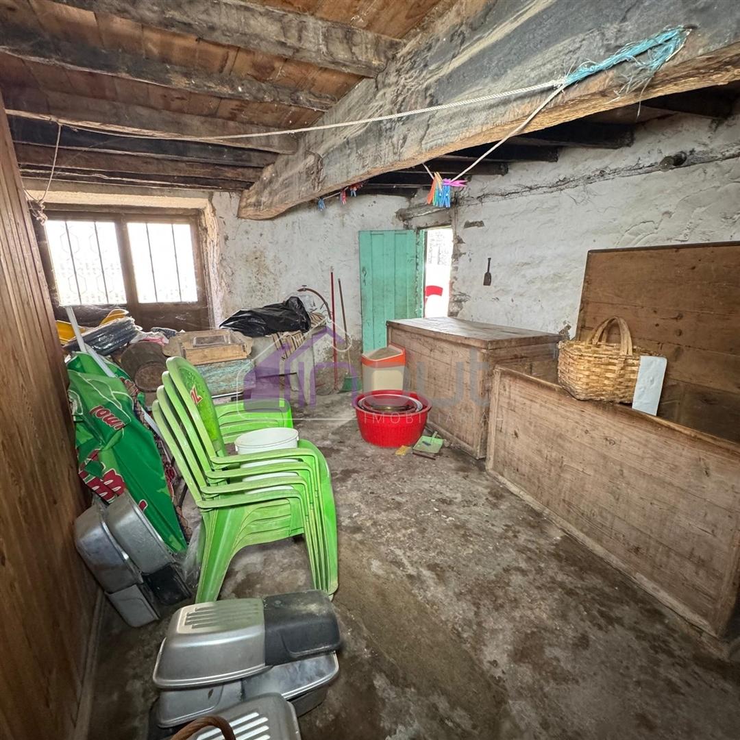 Moradia  V2  em Pedra para Recuperar – Orca, Fundão