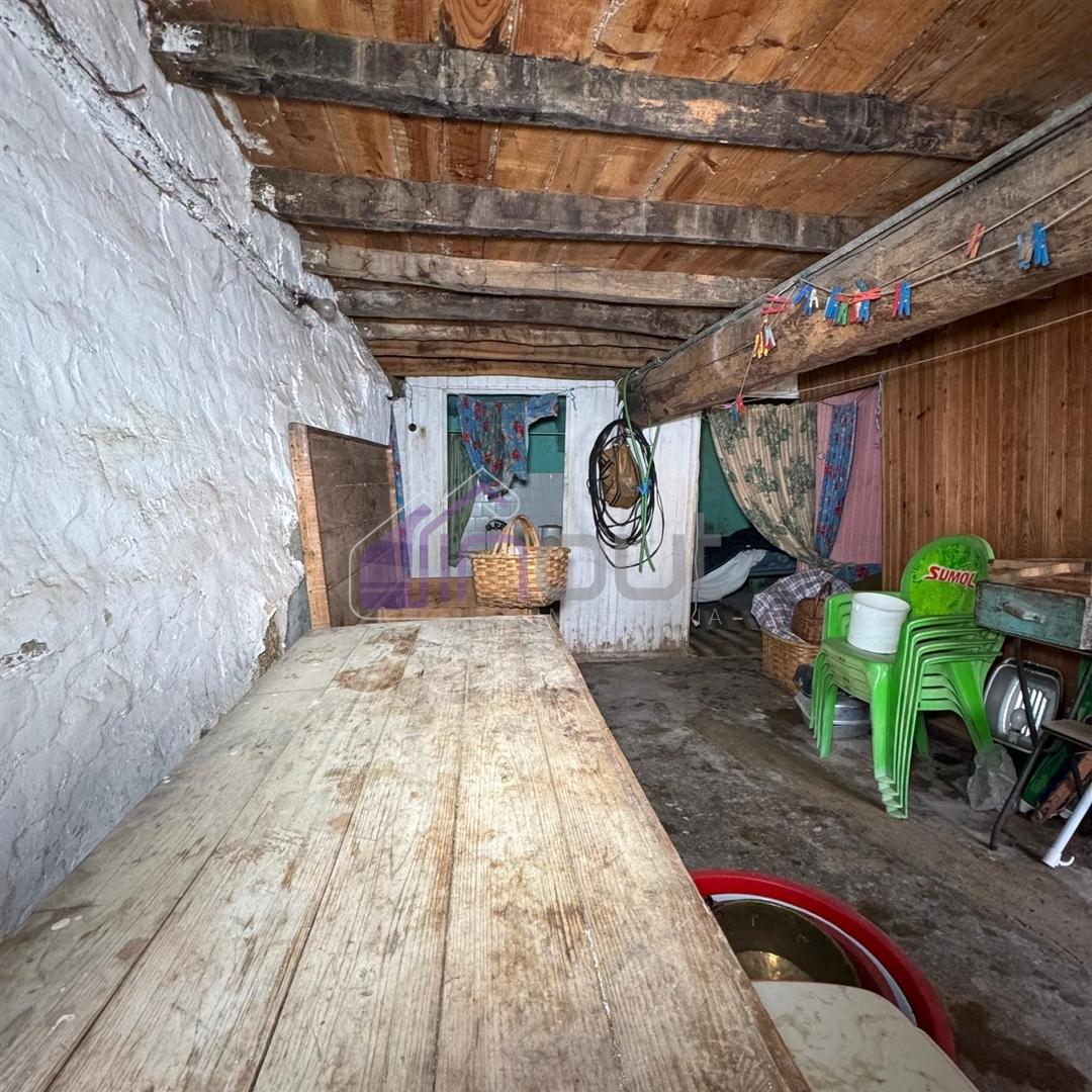 Moradia  V2  em Pedra para Recuperar – Orca, Fundão