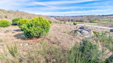 Terreno com eletricidade e água a 7 minutos da Guarda