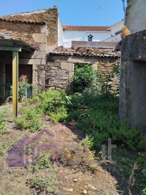 Conjunto de Moradias e Ruínas Urbanas para Reconstrução – Terreno de 6.000m² com Água, Eletricidade