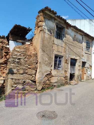 Conjunto de Moradias e Ruínas Urbanas para Reconstrução – Terreno de 6.000m² com Água, Eletricidade