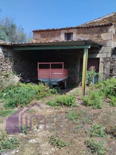 Conjunto de Moradias e Ruínas Urbanas para Reconstrução – Terreno de 6.000m² com Água, Eletricidade