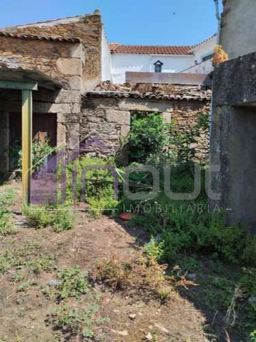 Conjunto de Moradias e Ruínas Urbanas para Reconstrução – Terreno de 6.000m² com Água, Eletricidade