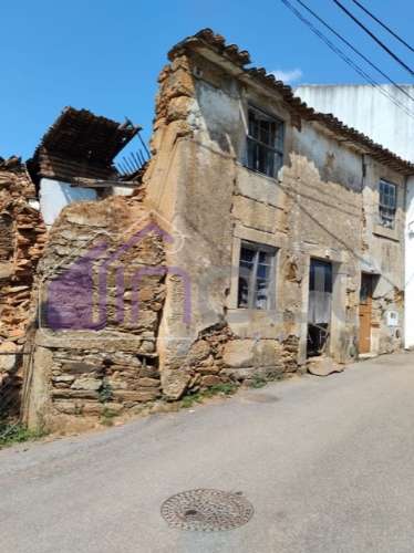Conjunto de Moradias e Ruínas Urbanas para Reconstrução – Terreno de 6.000m² com Água, Eletricidade