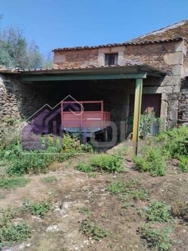 Conjunto de Moradias e Ruínas Urbanas para Reconstrução – Terreno de 6.000m² com Água, Eletricidade