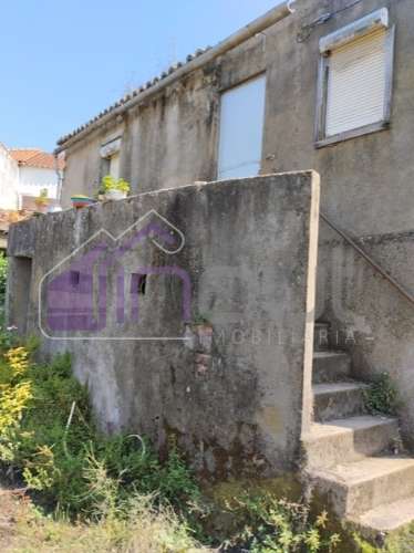 Conjunto de Moradias e Ruínas Urbanas para Reconstrução – Terreno de 6.000m² com Água, Eletricidade