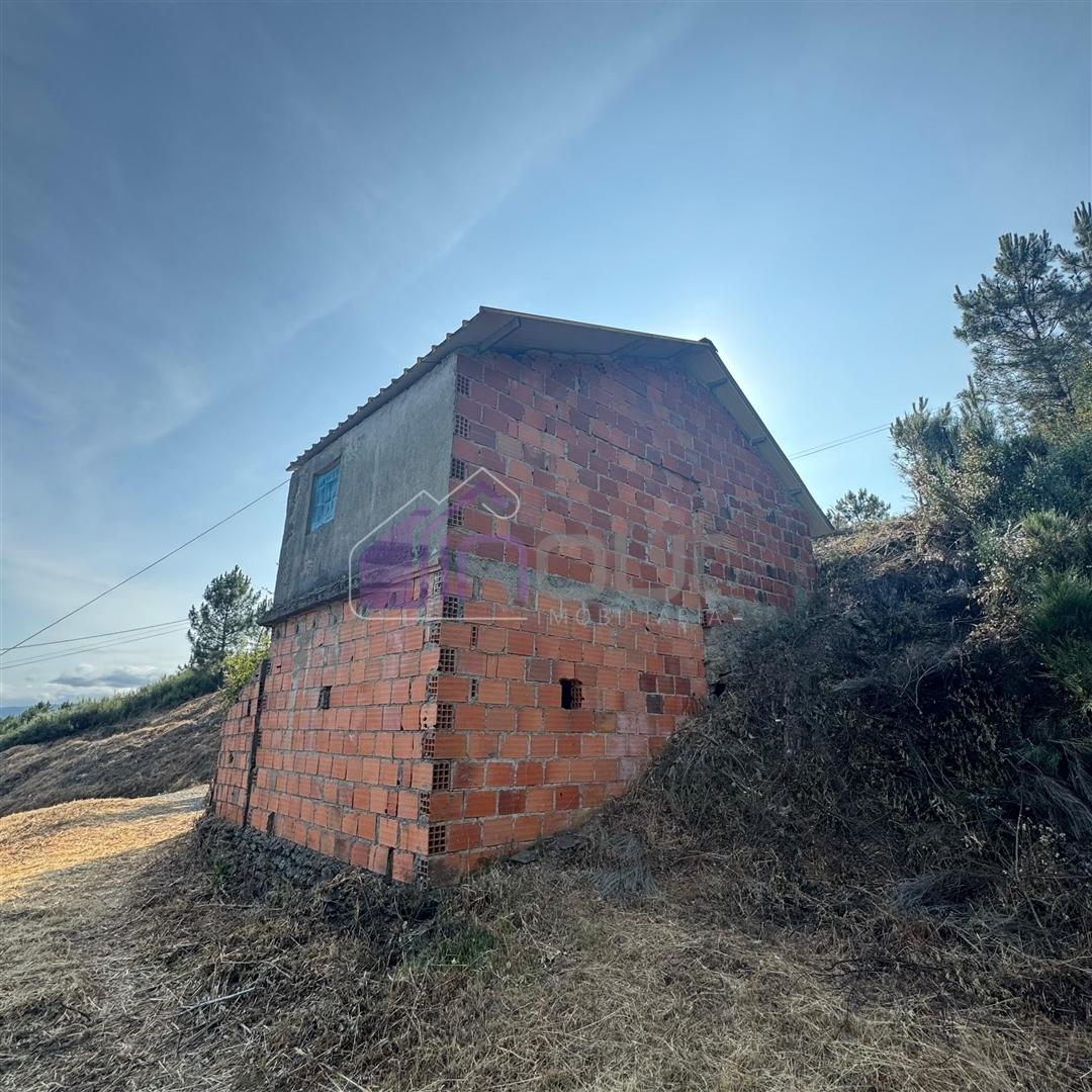 Refúgio de Sonho em Plena Natureza – Quinta com 21.570 m², 2 Moradias, Furo e Árvores de Fruto | Arr