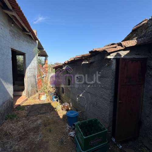 Moradia em Xisto para Restaurar com Quintal – Benquerenças, Castelo Branco | IN OUT Imobiliária