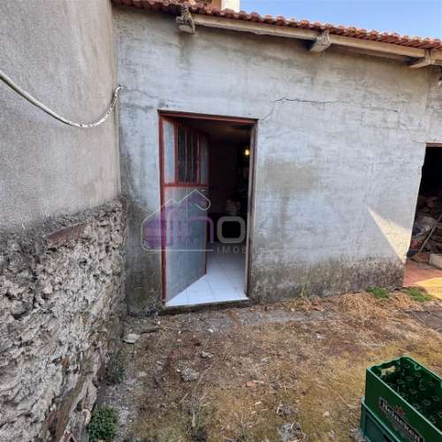 Moradia em Xisto para Restaurar com Quintal – Benquerenças, Castelo Branco | IN OUT Imobiliária