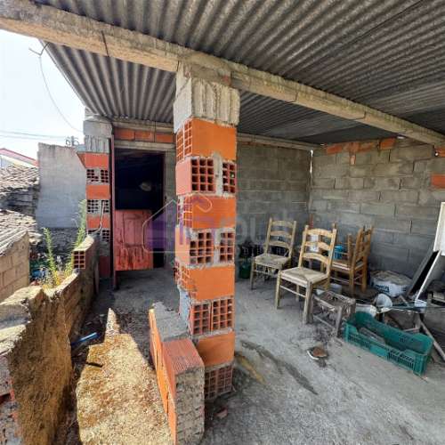 Moradia em Xisto para Restaurar com Quintal – Benquerenças, Castelo Branco | IN OUT Imobiliária