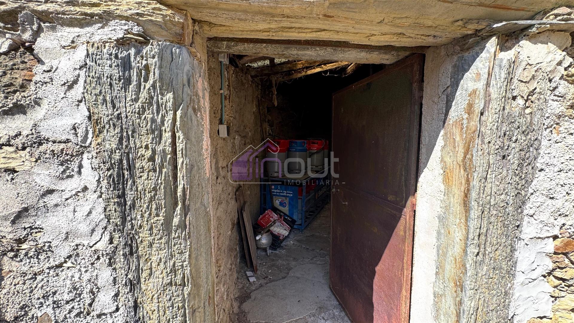 Moradia em Xisto para Restaurar com Quintal – Benquerenças, Castelo Branco | IN OUT Imobiliária