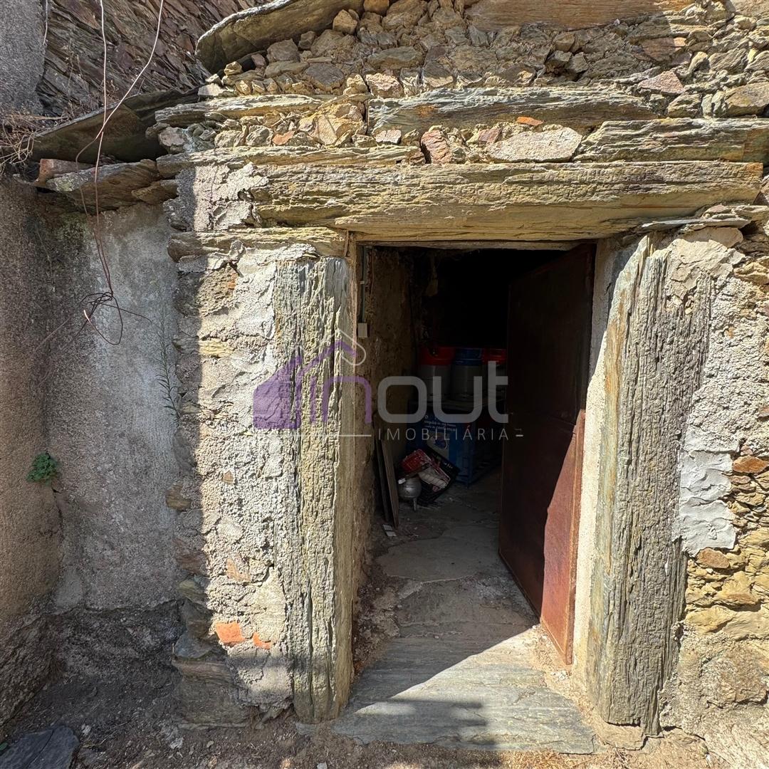Moradia em Xisto para Restaurar com Quintal – Benquerenças, Castelo Branco | IN OUT Imobiliária