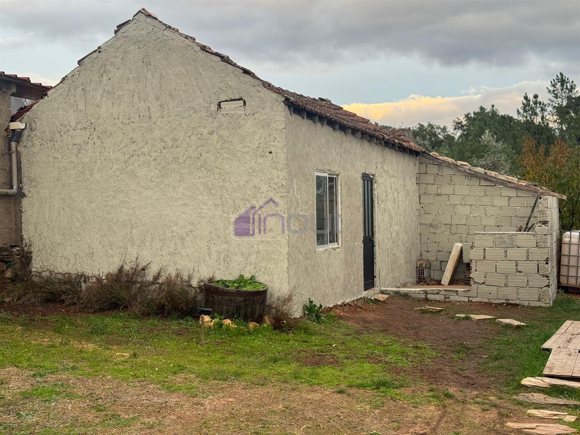 Chalé T2 com Terreno Urbano de 256m² – Refúgio de Tranquilidade Perto de Sarzedas