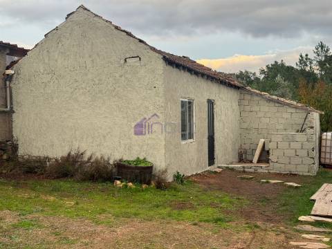 Chalé T2 com Terreno Urbano de 256m² – Refúgio de Tranquilidade Perto de Sarzedas