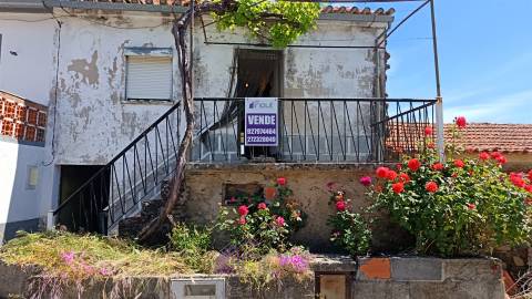 🏡 Moradia para Remodelar em Vale Ferradas – Excelente Oportunidade