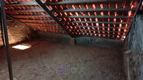 🏡 Moradia para Remodelar em Vale Ferradas – Excelente Oportunidade