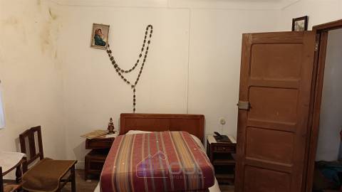 🏡 Moradia para Remodelar em Vale Ferradas – Excelente Oportunidade