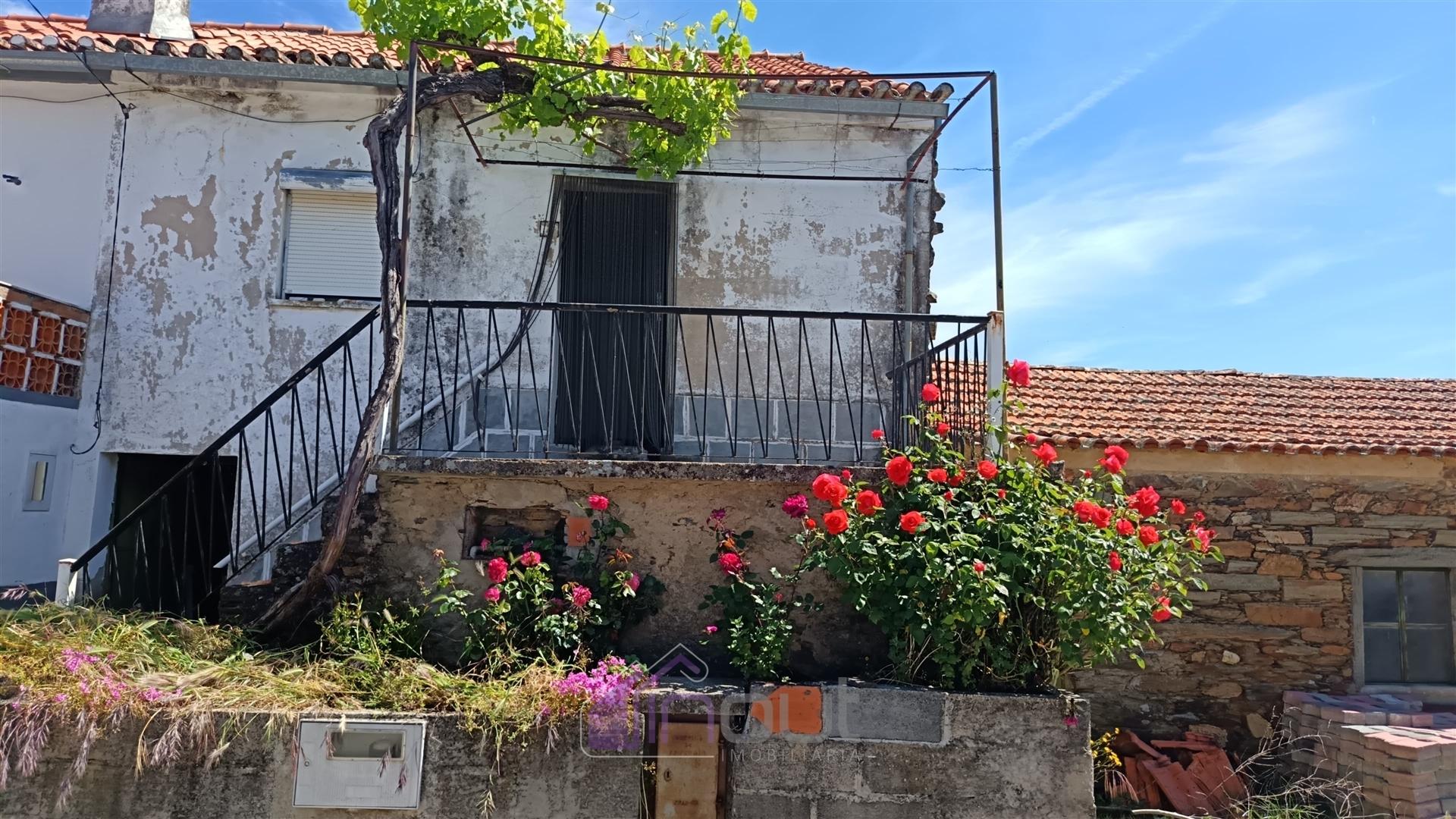 🏡 Moradia para Remodelar em Vale Ferradas – Excelente Oportunidade