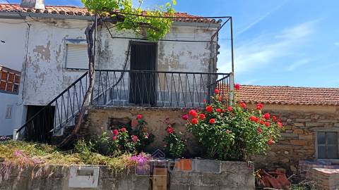 🏡 Moradia para Remodelar em Vale Ferradas – Excelente Oportunidade