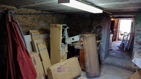 🏡 Moradia para Remodelar em Vale Ferradas – Excelente Oportunidade