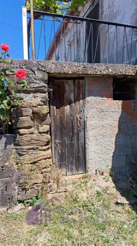 🏡 Moradia para Remodelar em Vale Ferradas – Excelente Oportunidade