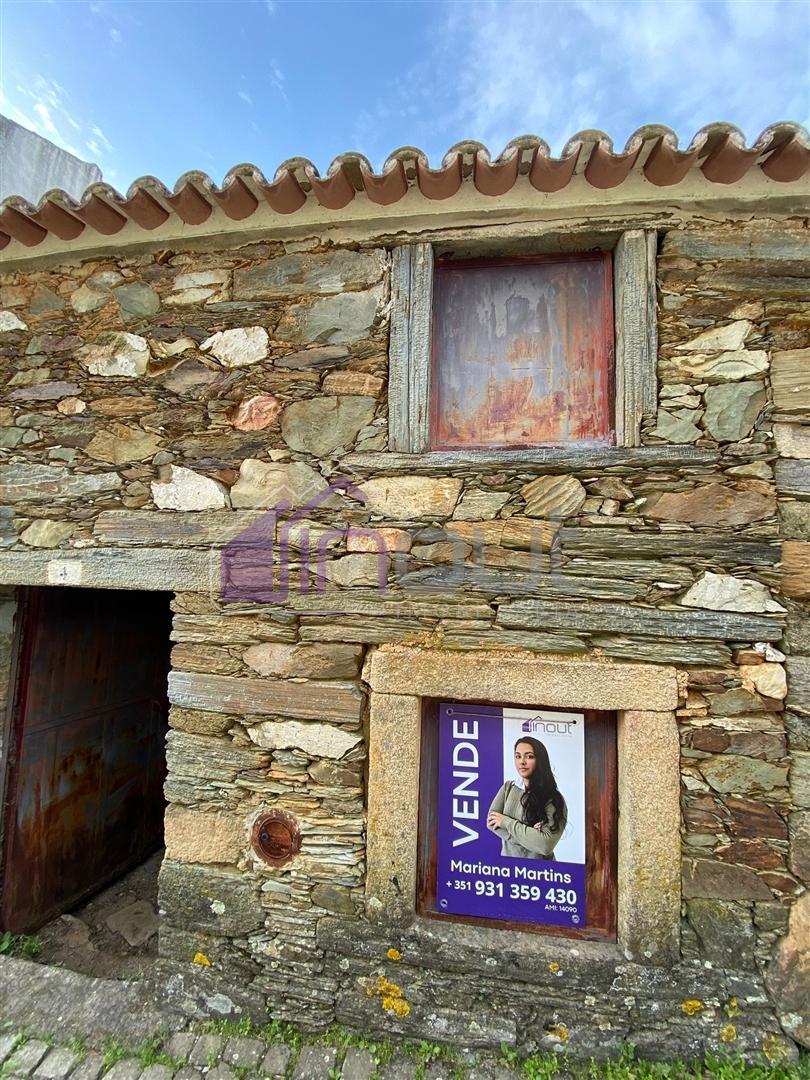 Ruína com Potencial para Reconstrução em Sarzedas – 24 m²