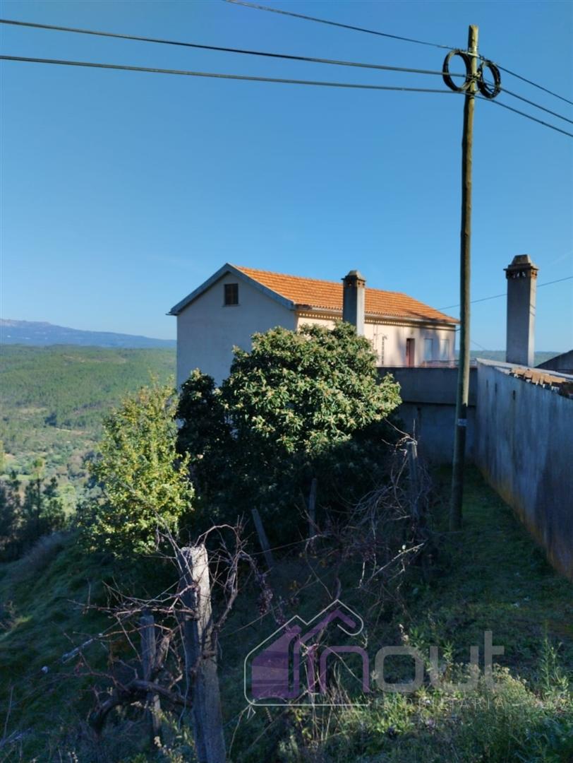Propriedade única com duas casas, anexos e vistas deslumbrantes sobre as Serras da Gardunha e Estrel