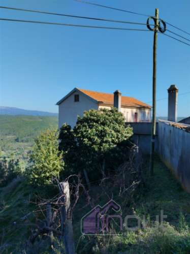 Propriedade única com duas casas, anexos e vistas deslumbrantes sobre as Serras da Gardunha e Estrel