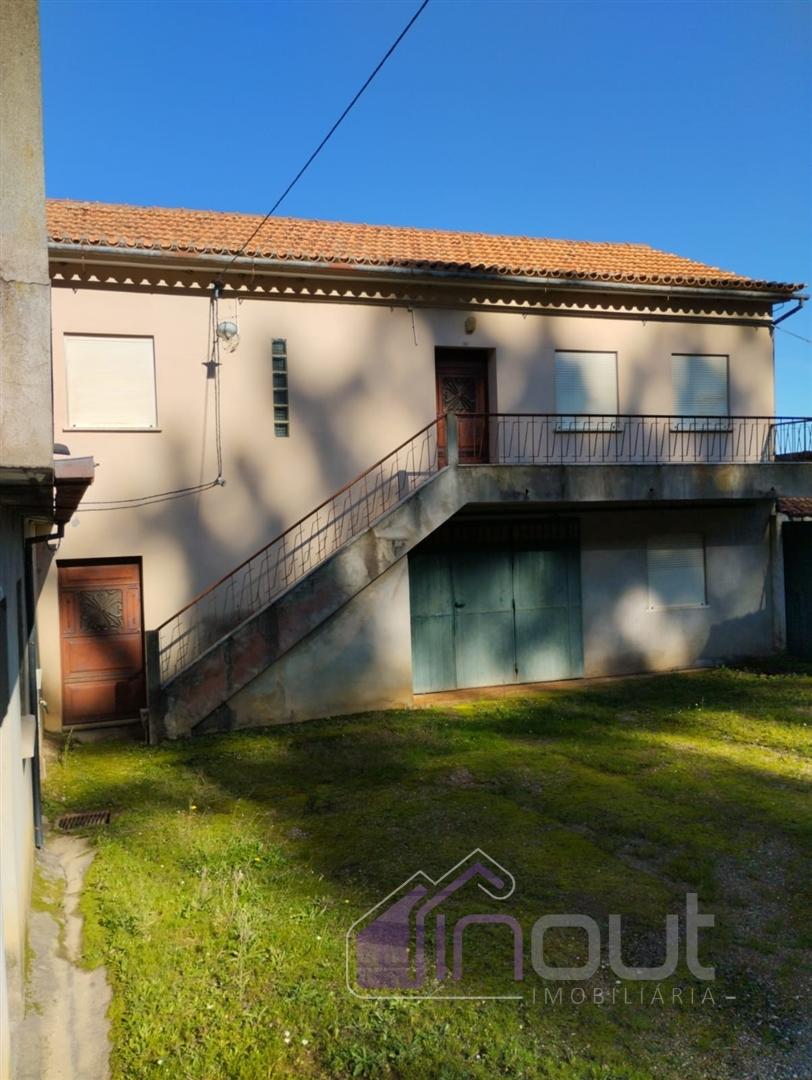 Propriedade única com duas casas, anexos e vistas deslumbrantes sobre as Serras da Gardunha e Estrel