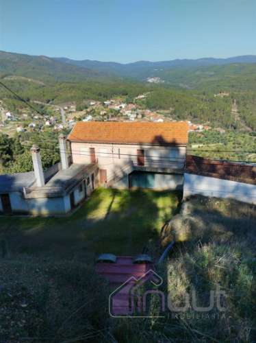 Propriedade única com duas casas, anexos e vistas deslumbrantes sobre as Serras da Gardunha e Estrel