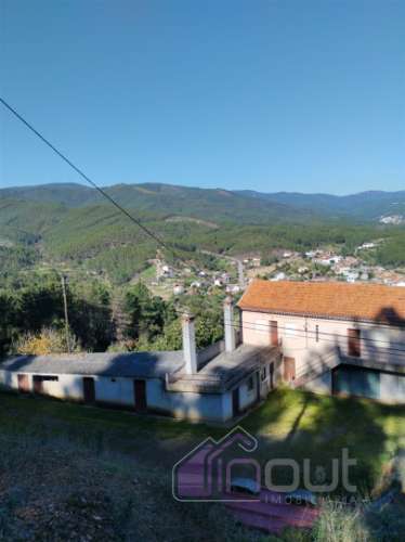 Propriedade única com duas casas, anexos e vistas deslumbrantes sobre as Serras da Gardunha e Estrel