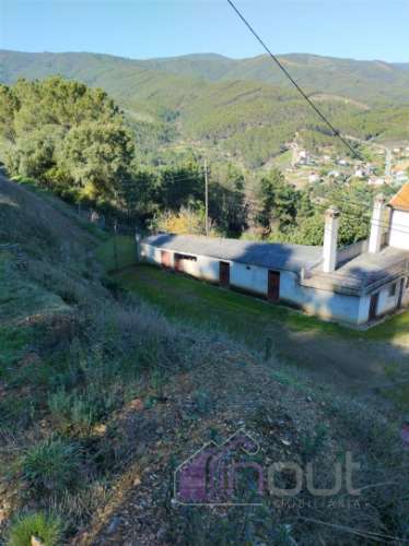 Propriedade única com duas casas, anexos e vistas deslumbrantes sobre as Serras da Gardunha e Estrel