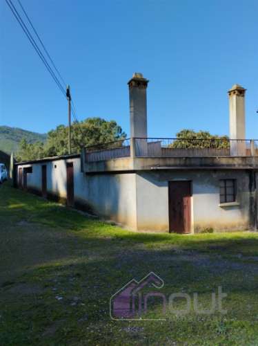 Propriedade única com duas casas, anexos e vistas deslumbrantes sobre as Serras da Gardunha e Estrel